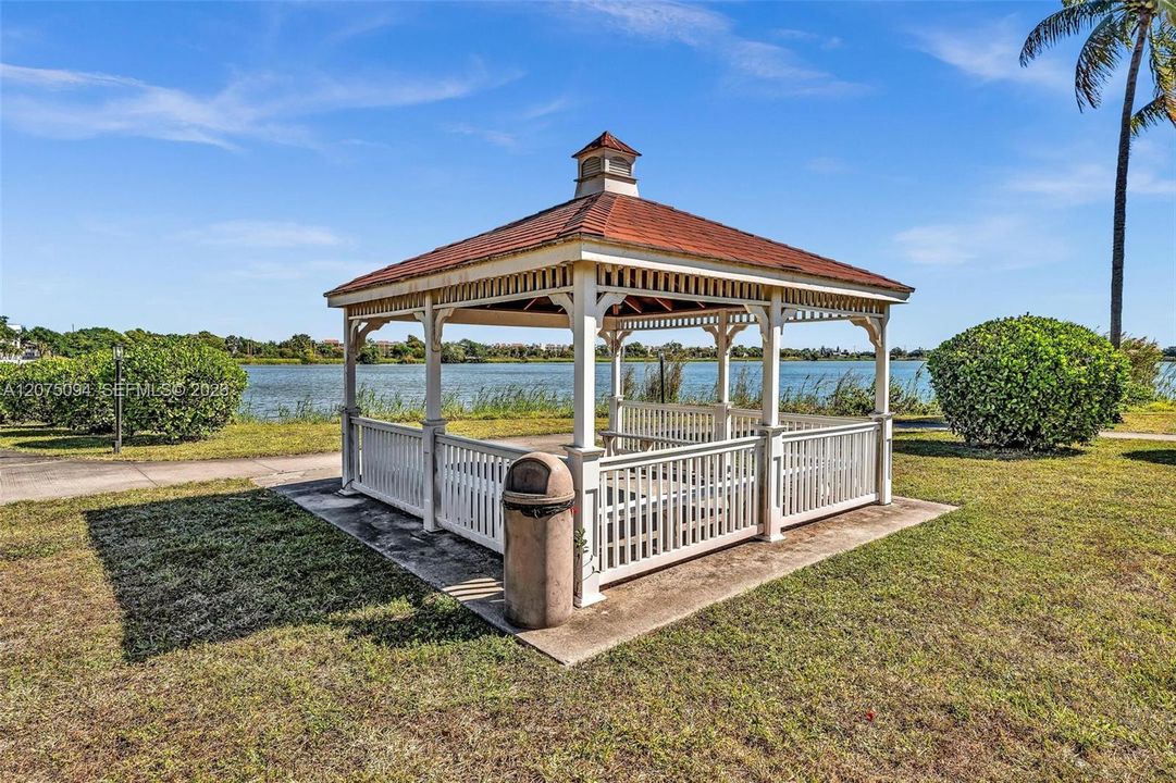 For Rent: $2,195 (2 beds, 2 baths, 972 Square Feet)