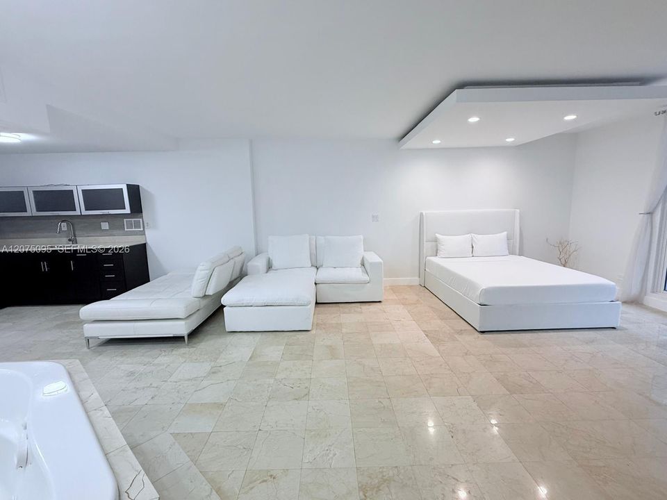 For Rent: $4,000 (0 beds, 1 baths, 600 Square Feet)