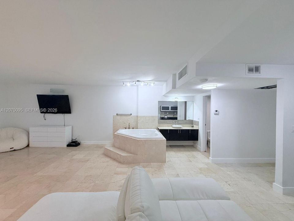 For Rent: $4,000 (0 beds, 1 baths, 600 Square Feet)