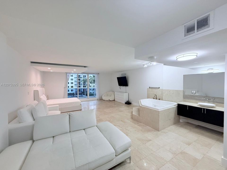 For Rent: $4,000 (0 beds, 1 baths, 600 Square Feet)