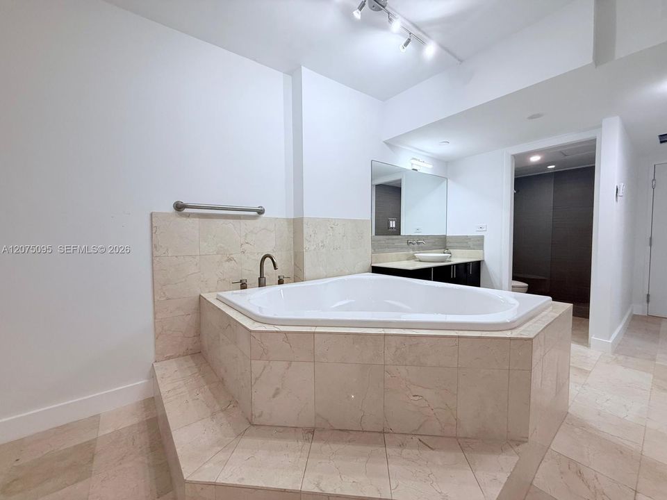 For Rent: $4,000 (0 beds, 1 baths, 600 Square Feet)