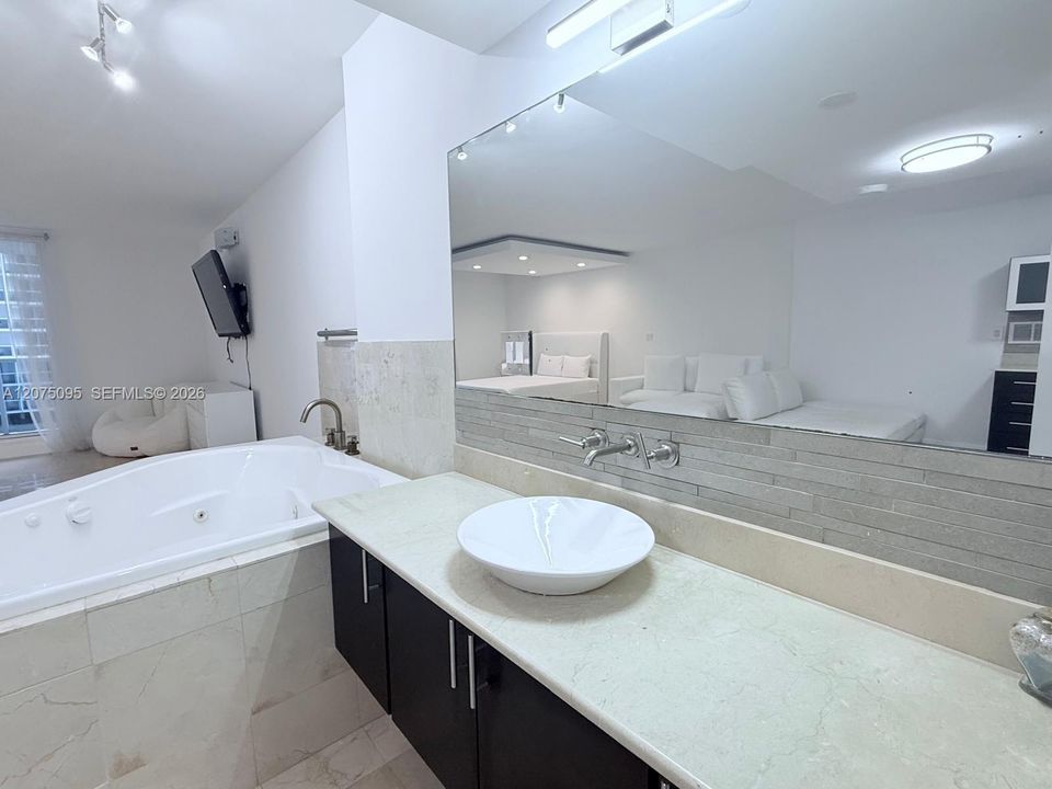 For Rent: $4,000 (0 beds, 1 baths, 600 Square Feet)