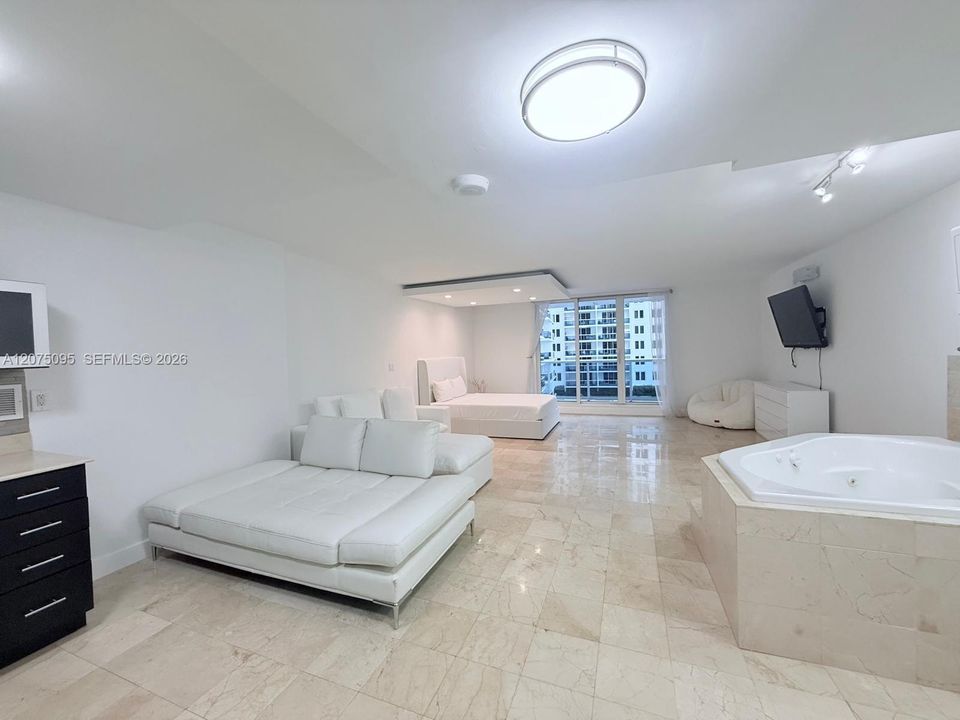 For Rent: $4,000 (0 beds, 1 baths, 600 Square Feet)