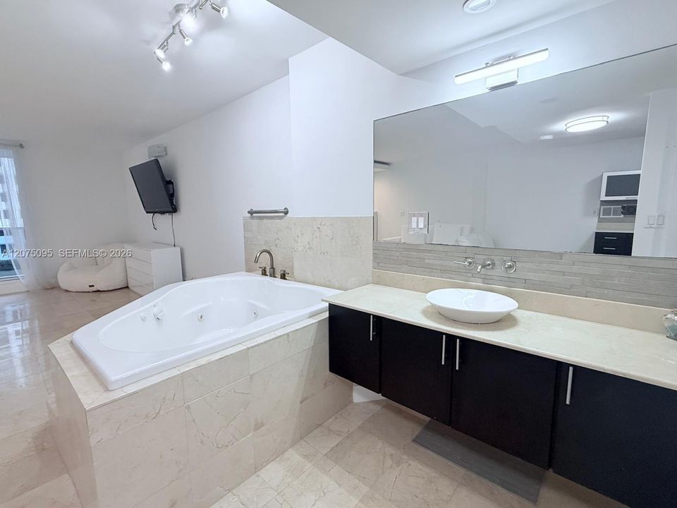 For Rent: $4,000 (0 beds, 1 baths, 600 Square Feet)