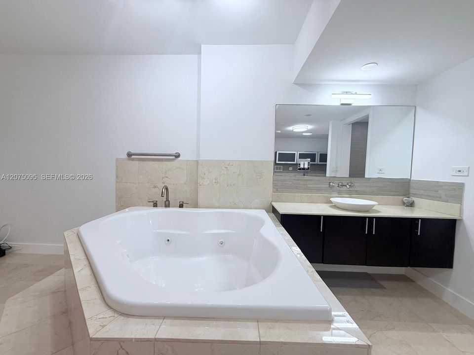 For Rent: $4,000 (0 beds, 1 baths, 600 Square Feet)