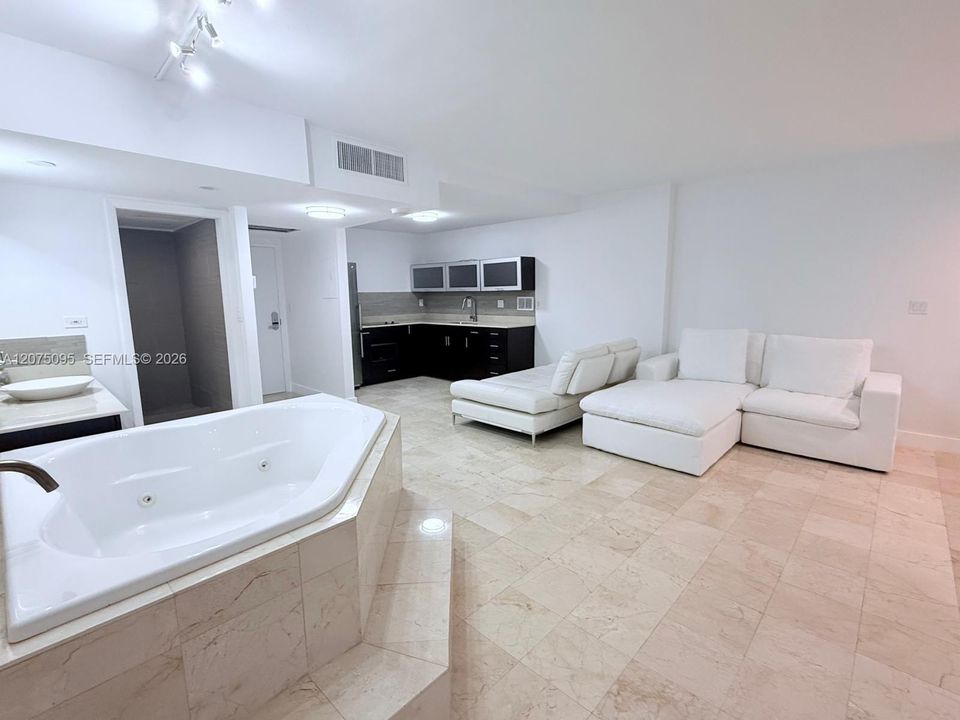 For Rent: $4,000 (0 beds, 1 baths, 600 Square Feet)