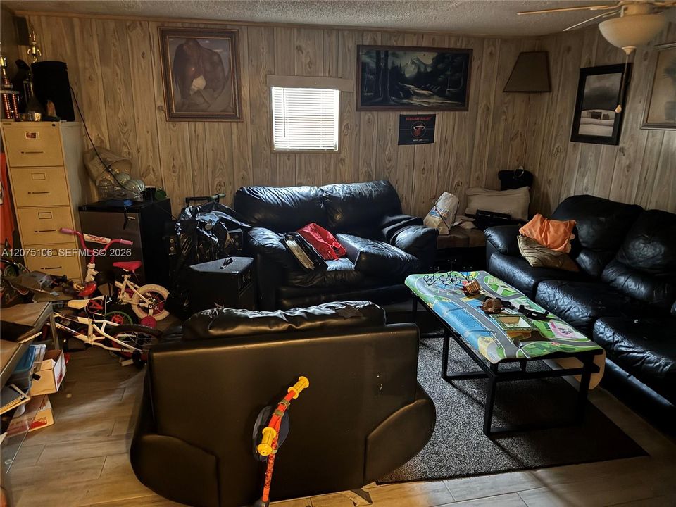 For Sale: $299,000 (3 beds, 1 baths, 1269 Square Feet)