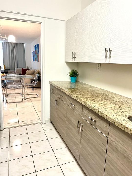 For Rent: $3,200 (2 beds, 1 baths, 980 Square Feet)
