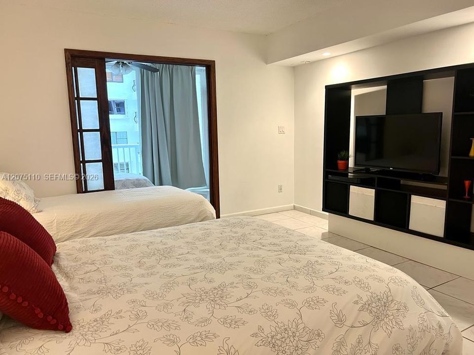 For Rent: $3,200 (2 beds, 1 baths, 980 Square Feet)