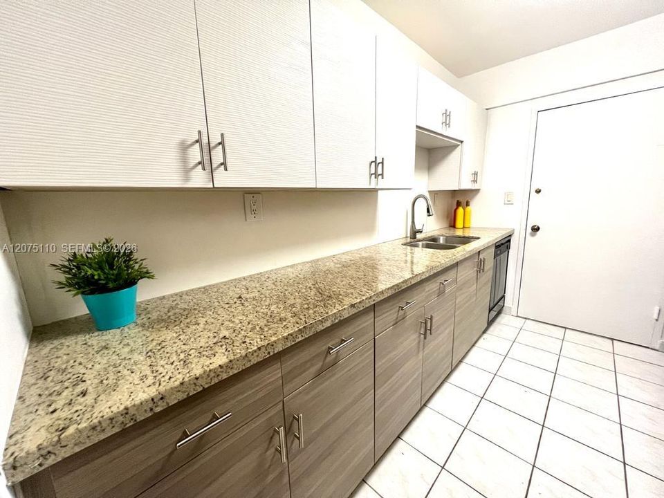 For Rent: $3,200 (2 beds, 1 baths, 980 Square Feet)