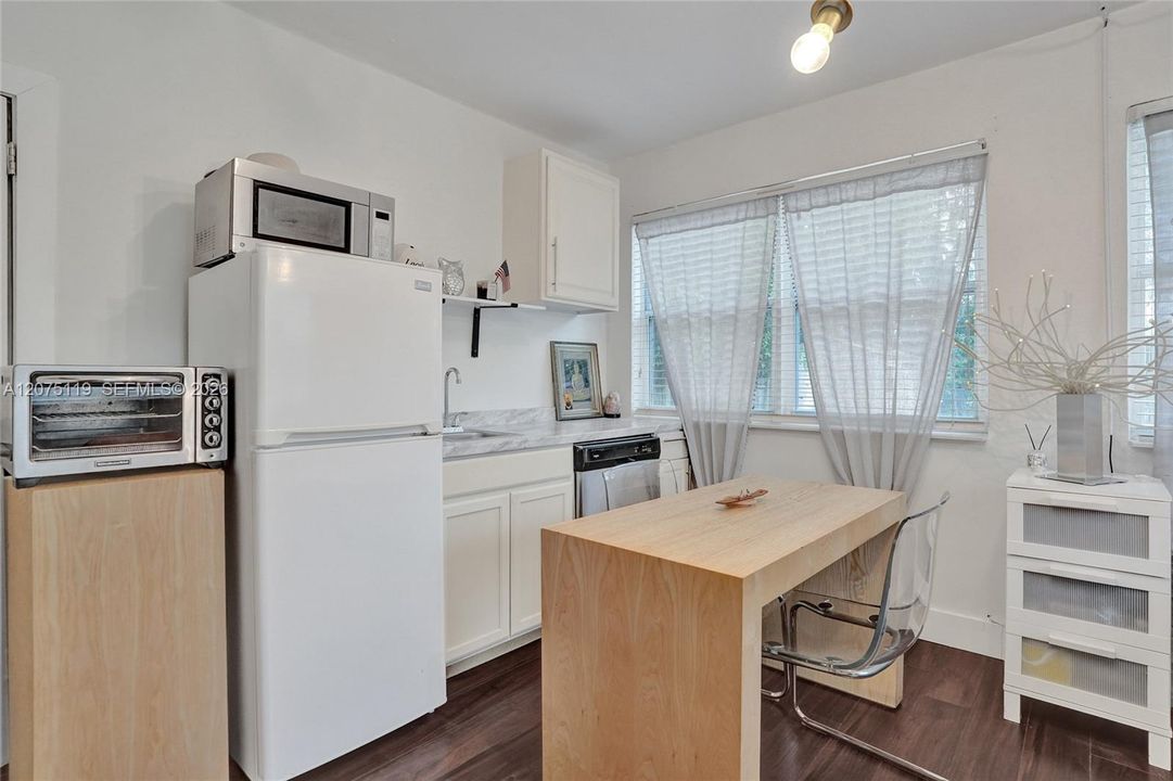 Refrigerator, microwave, dishwasher lil oven