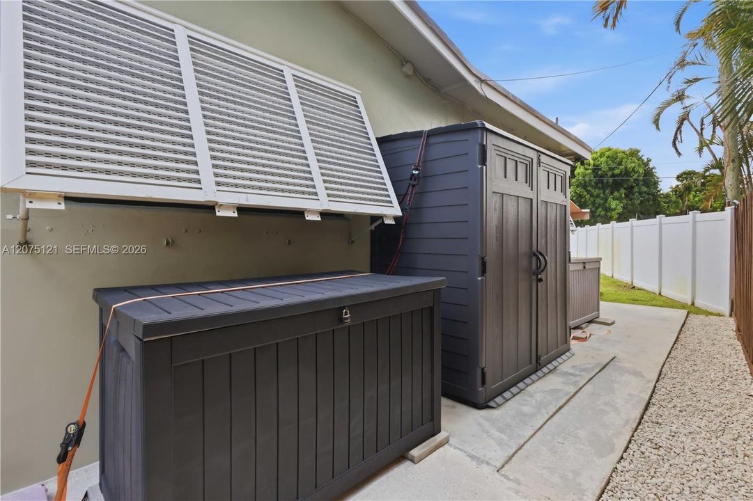 Storage containers