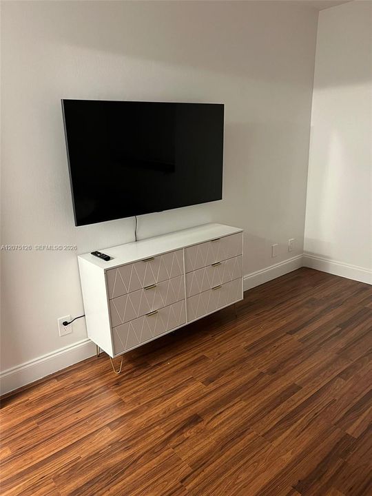 For Rent: $2,500 (1 beds, 1 baths, 925 Square Feet)