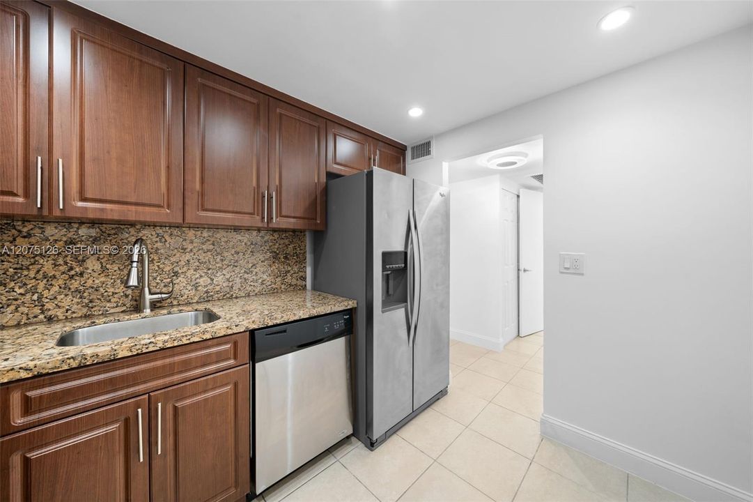 For Rent: $2,500 (1 beds, 1 baths, 925 Square Feet)