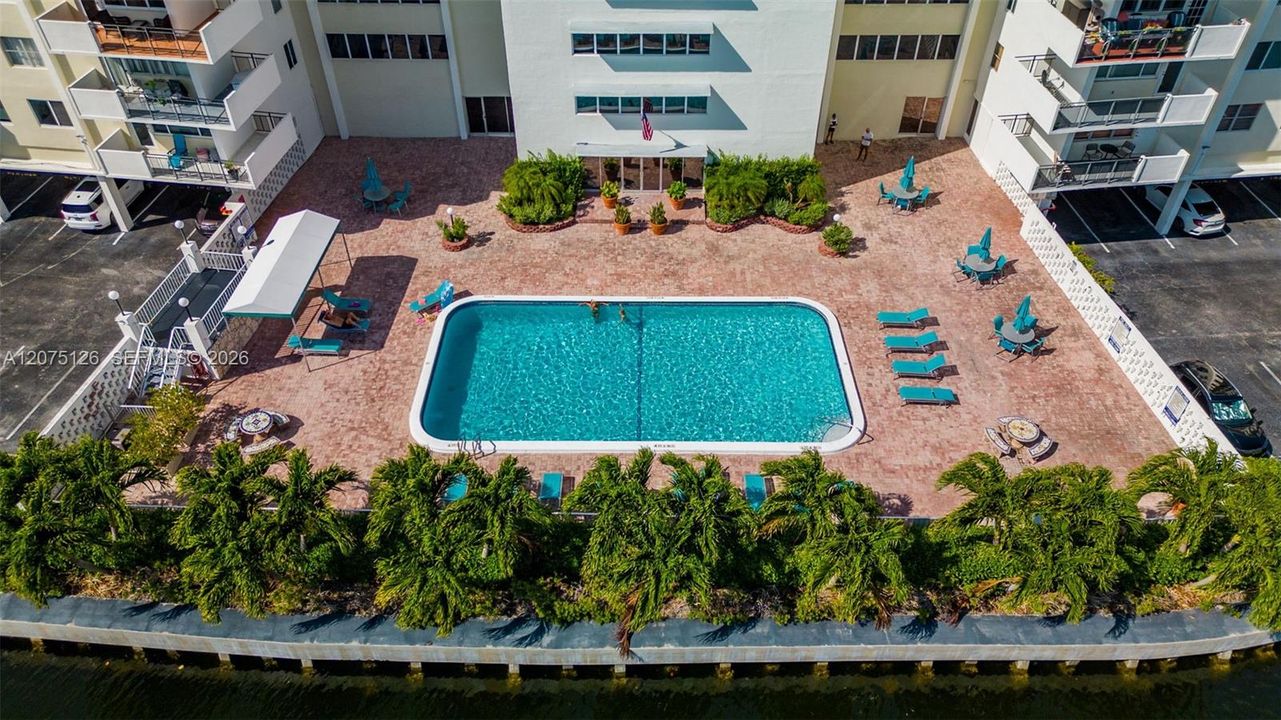 For Rent: $2,500 (1 beds, 1 baths, 925 Square Feet)