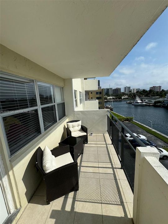 For Rent: $2,500 (1 beds, 1 baths, 925 Square Feet)