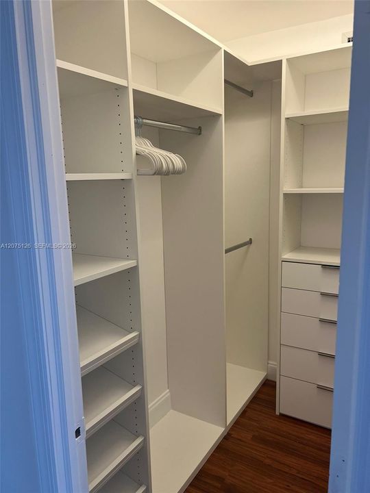 For Rent: $2,500 (1 beds, 1 baths, 925 Square Feet)