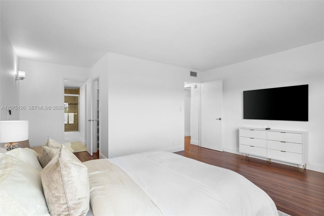 For Rent: $2,500 (1 beds, 1 baths, 925 Square Feet)