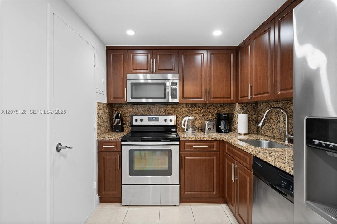 For Rent: $2,500 (1 beds, 1 baths, 925 Square Feet)