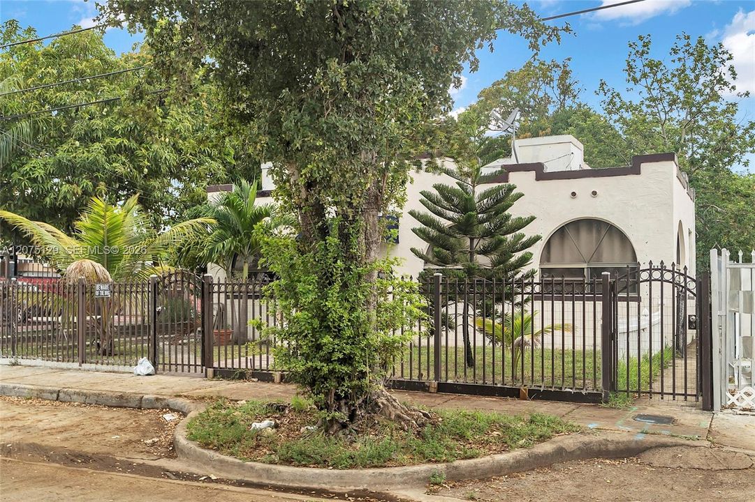 For Rent: $1,400 (1 beds, 1 baths, 2447 Square Feet)