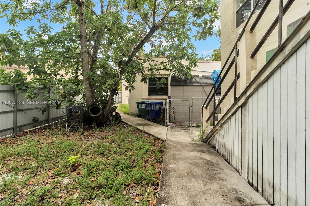 For Rent: $1,400 (1 beds, 1 baths, 2447 Square Feet)