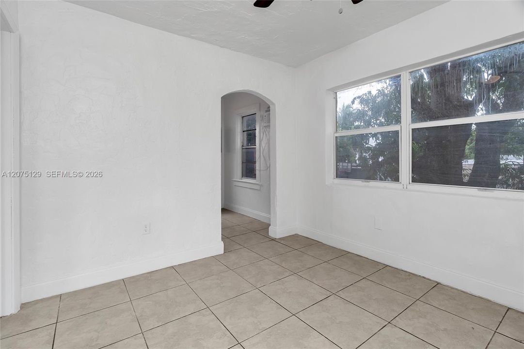For Rent: $1,400 (1 beds, 1 baths, 2447 Square Feet)