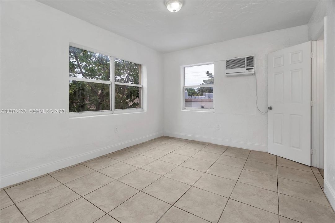 For Rent: $1,400 (1 beds, 1 baths, 2447 Square Feet)