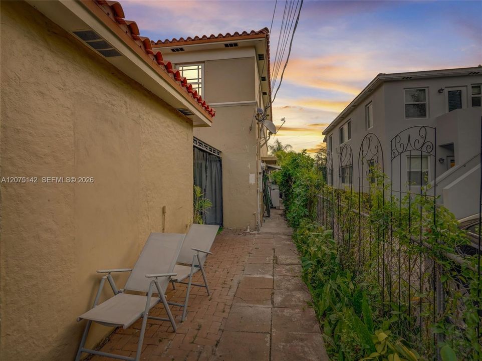 For Rent: $3,995 (3 beds, 2 baths, 1200 Square Feet)