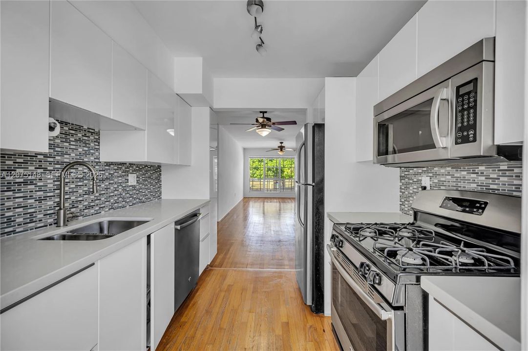 For Rent: $3,050 (2 beds, 2 baths, 980 Square Feet)