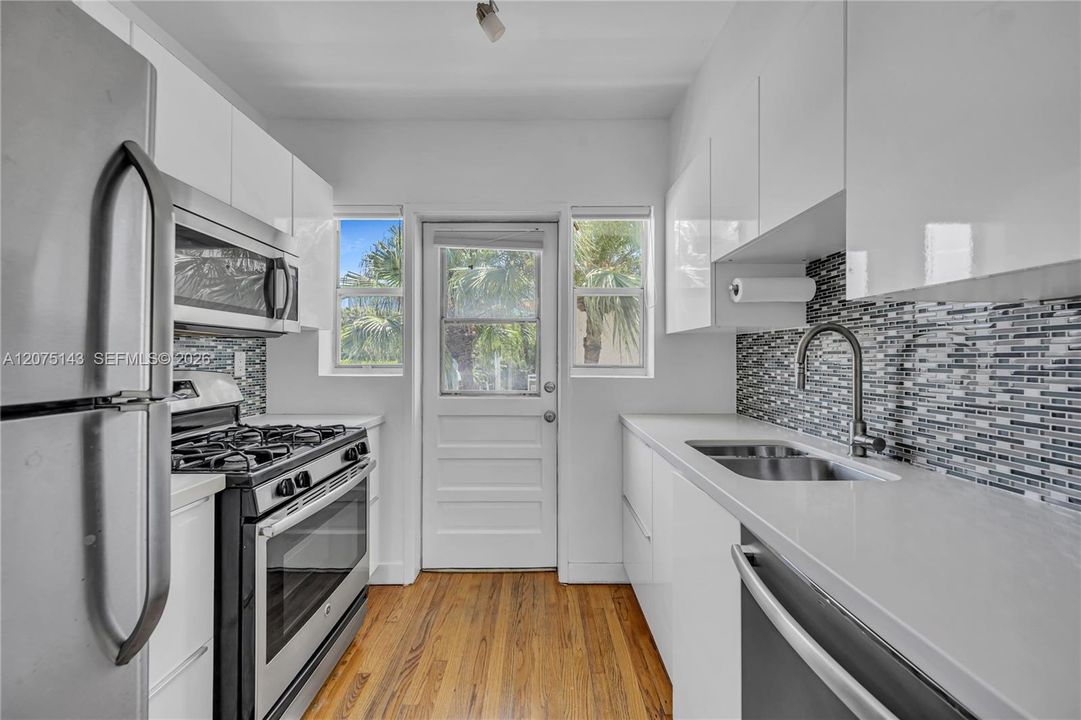 For Rent: $3,050 (2 beds, 2 baths, 980 Square Feet)