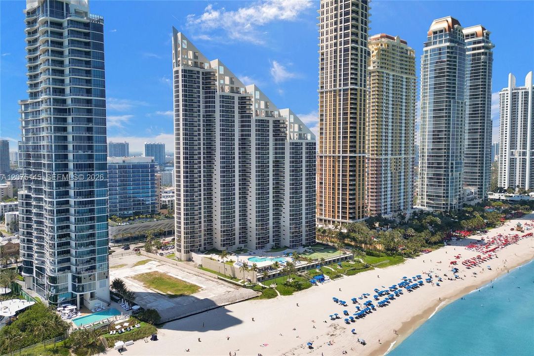 For Sale: $1,399,000 (2 beds, 2 baths, 1590 Square Feet)