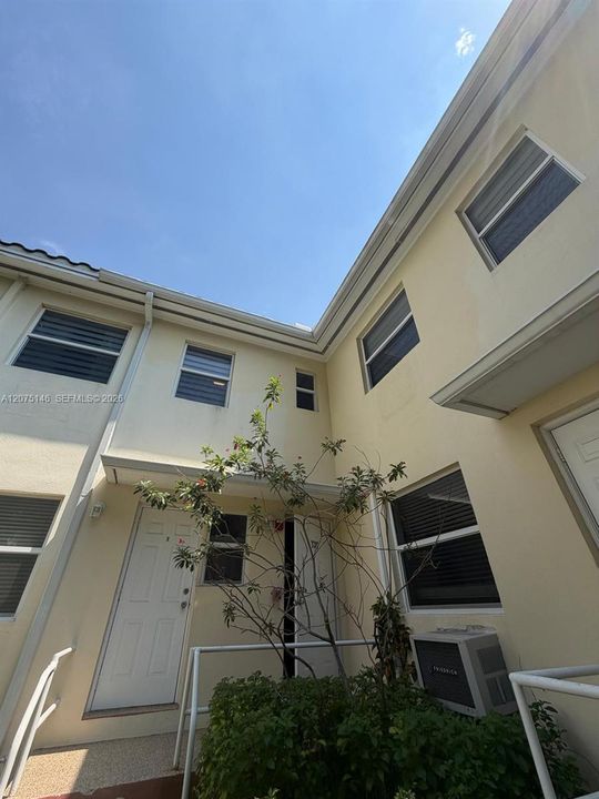 For Rent: $2,100 (2 beds, 1 baths, 798 Square Feet)