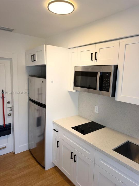 For Rent: $2,100 (2 beds, 1 baths, 798 Square Feet)