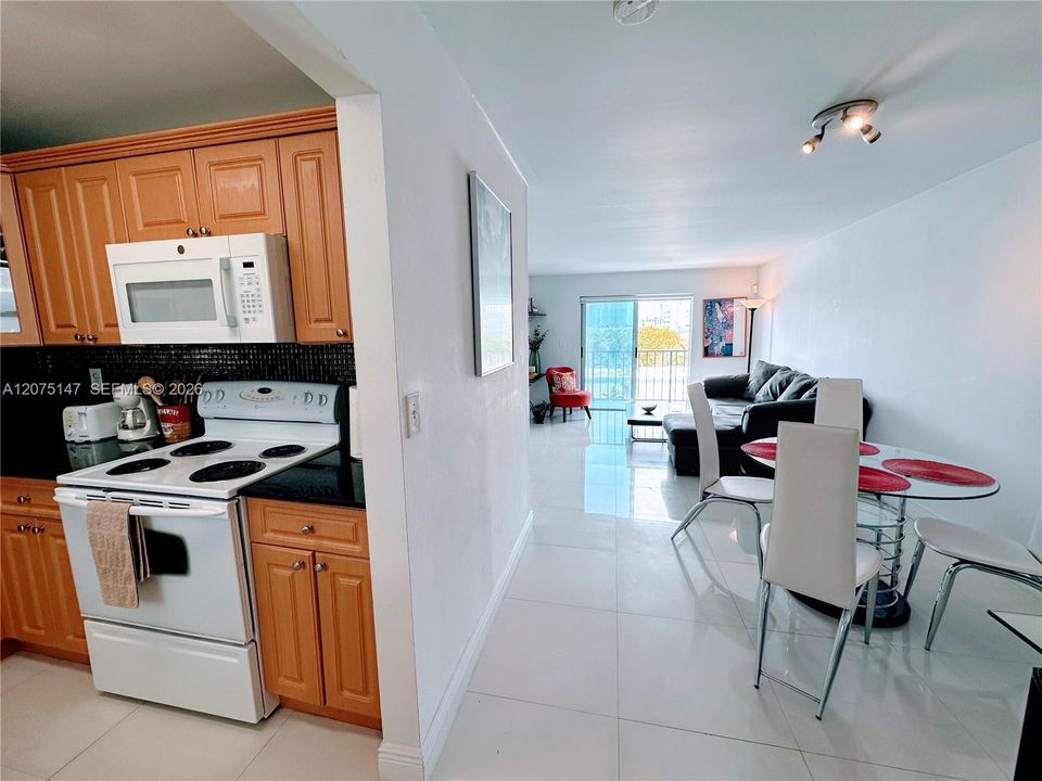 For Rent: $2,100 (1 beds, 1 baths, 665 Square Feet)