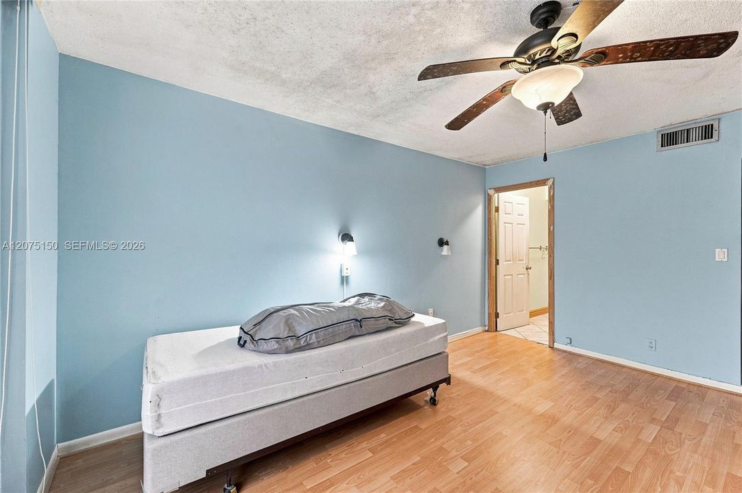 For Sale: $199,999 (1 beds, 1 baths, 646 Square Feet)