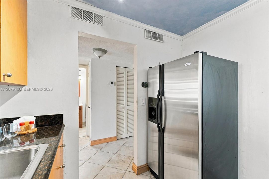 For Sale: $199,999 (1 beds, 1 baths, 646 Square Feet)