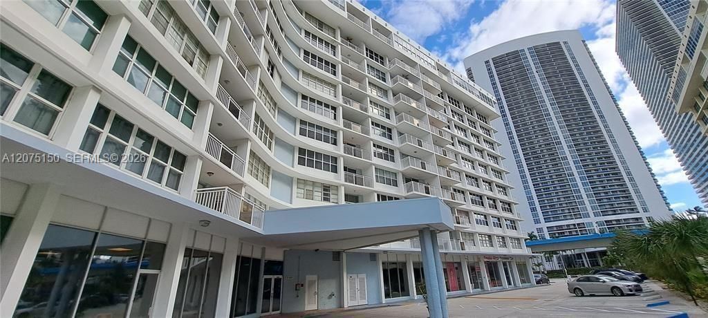 For Sale: $199,999 (1 beds, 1 baths, 646 Square Feet)