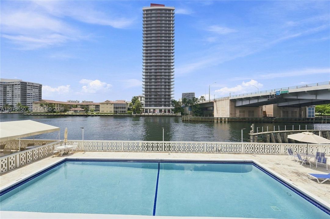 For Sale: $199,999 (1 beds, 1 baths, 646 Square Feet)
