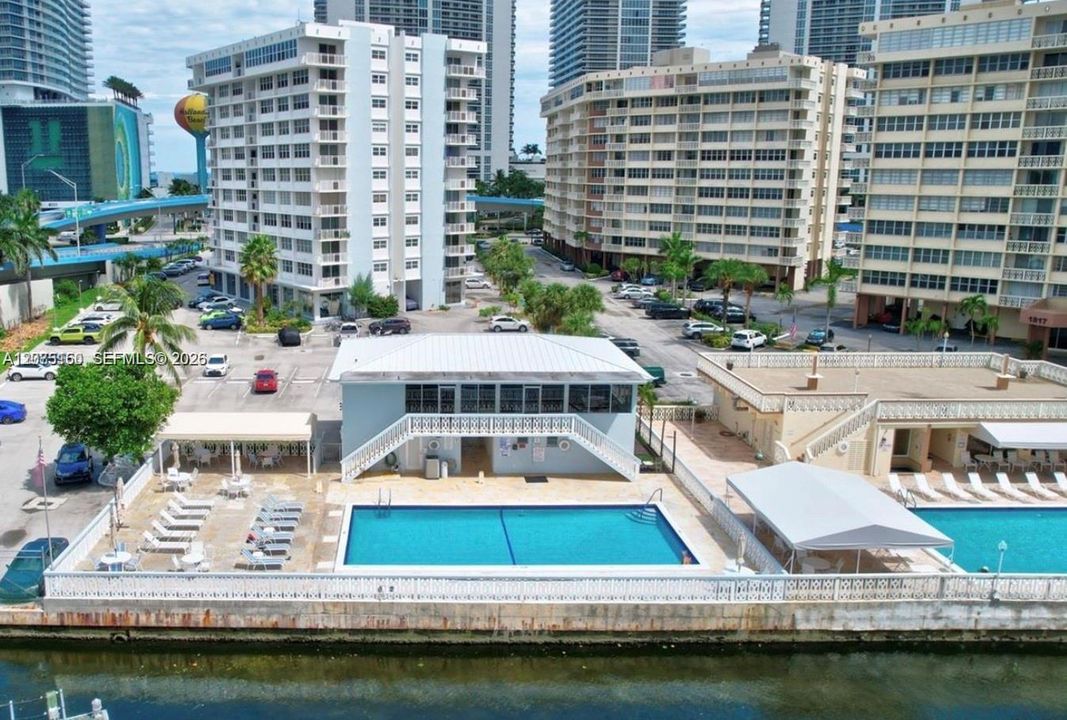 For Sale: $199,999 (1 beds, 1 baths, 646 Square Feet)