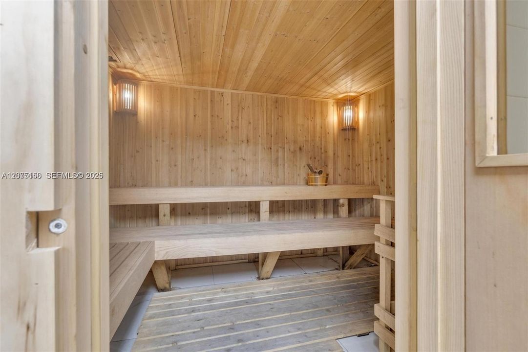 For Sale: $199,999 (1 beds, 1 baths, 646 Square Feet)