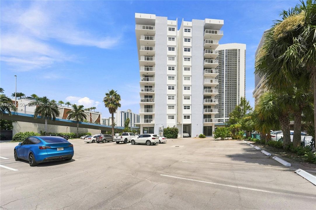 For Sale: $199,999 (1 beds, 1 baths, 646 Square Feet)