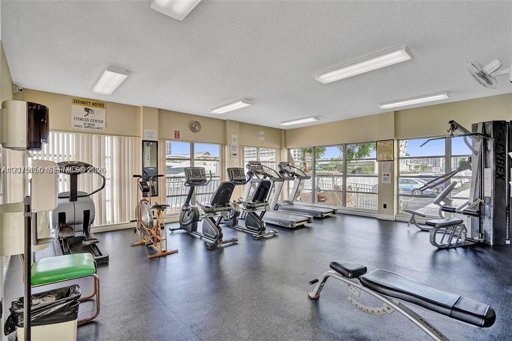 For Sale: $199,999 (1 beds, 1 baths, 646 Square Feet)