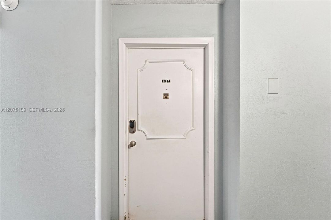 For Sale: $199,999 (1 beds, 1 baths, 646 Square Feet)