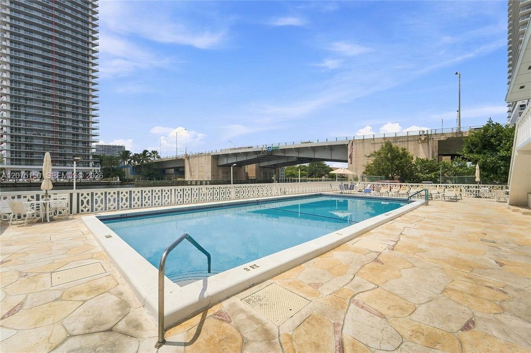 For Sale: $199,999 (1 beds, 1 baths, 646 Square Feet)