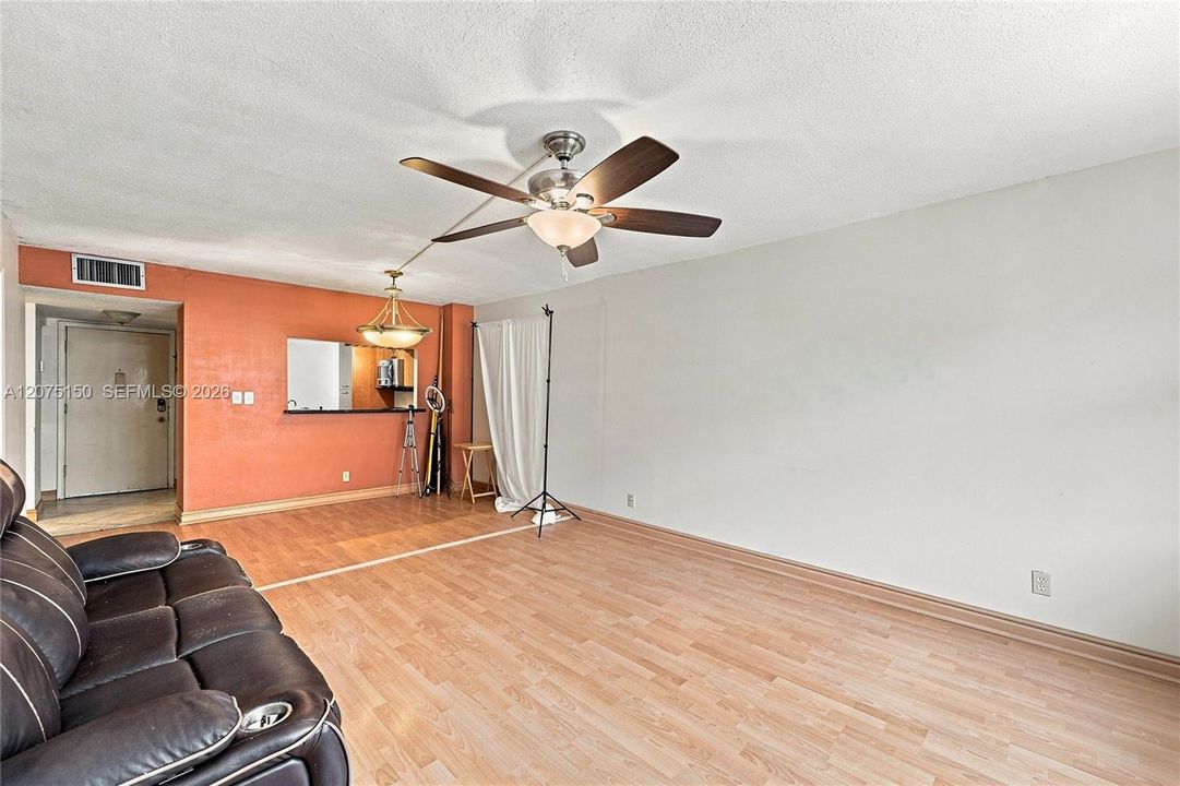 For Sale: $199,999 (1 beds, 1 baths, 646 Square Feet)
