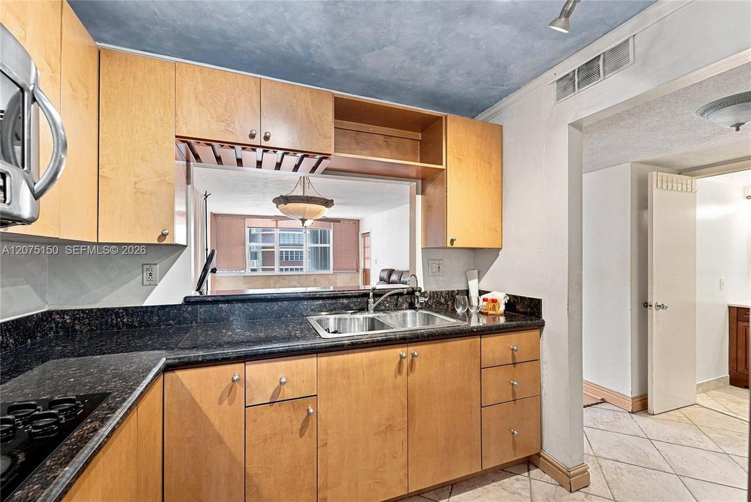 For Sale: $199,999 (1 beds, 1 baths, 646 Square Feet)
