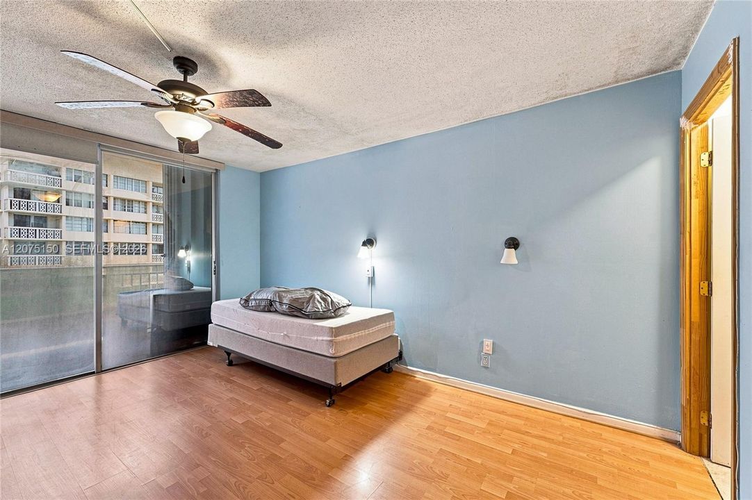 For Sale: $199,999 (1 beds, 1 baths, 646 Square Feet)