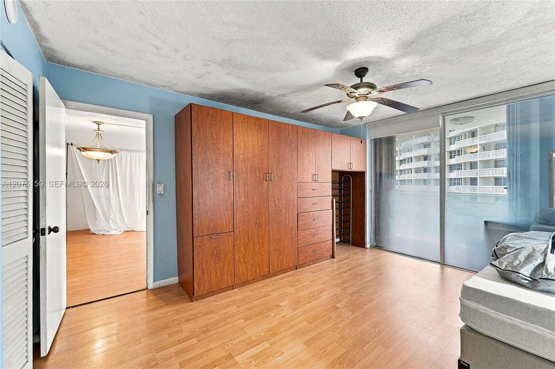 For Sale: $199,999 (1 beds, 1 baths, 646 Square Feet)