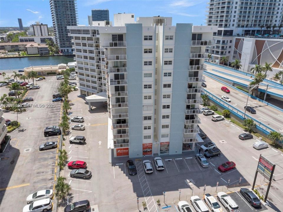 For Sale: $199,999 (1 beds, 1 baths, 646 Square Feet)