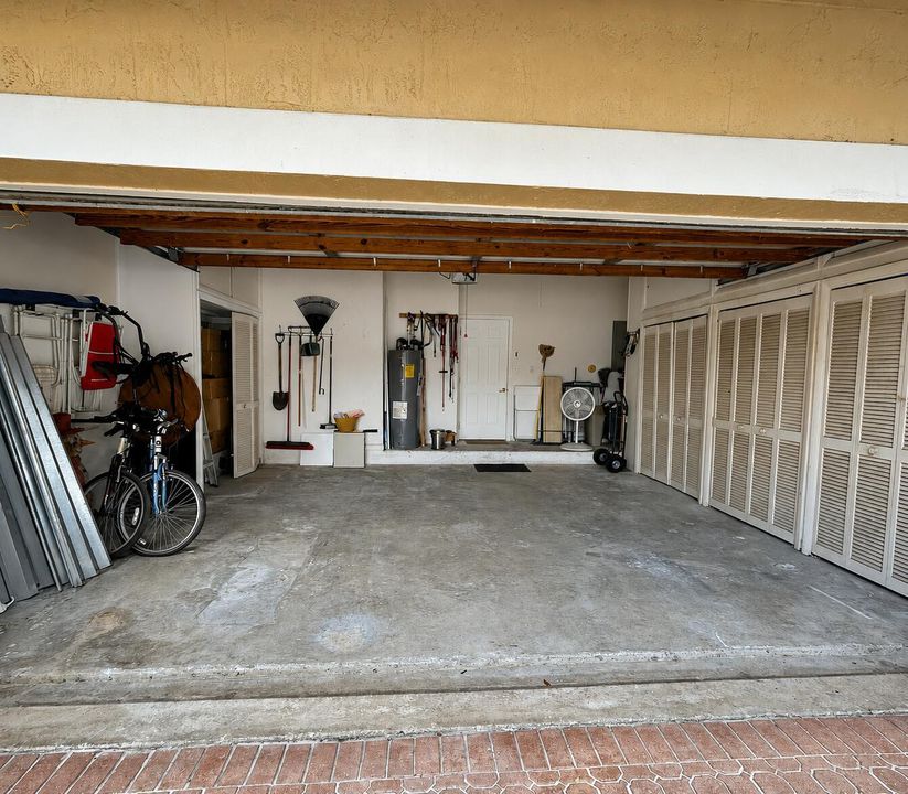 25. Garage